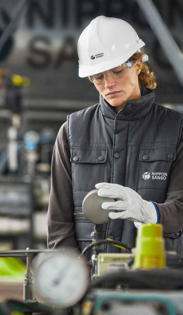 Operatrice al lavoro in impianto