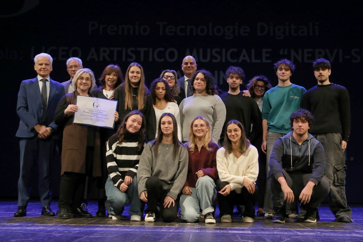 Studenti premiati sul palco del Premio Guidarello Giovani