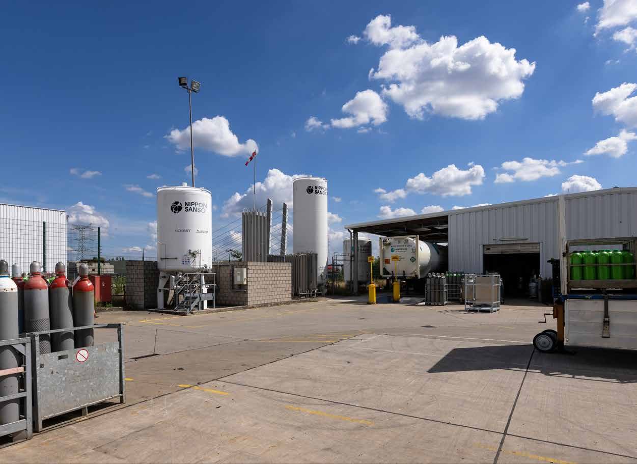 Stabilimento Nippon Sanso con serbatoi criogenici e bombole