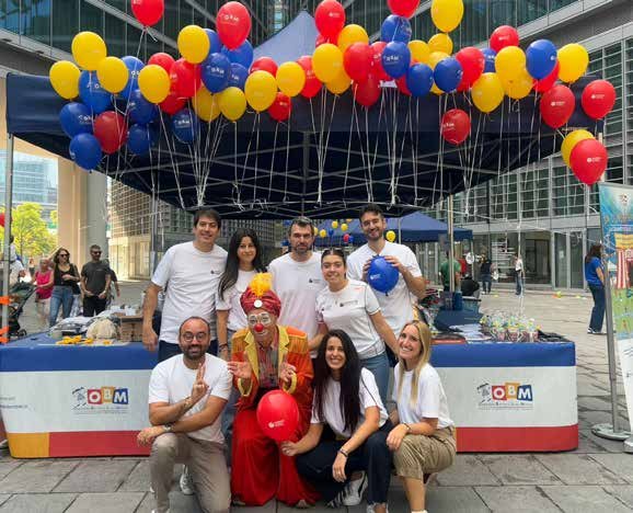 Evento Un Ospedale per Amico con palloncini colorati e volontari