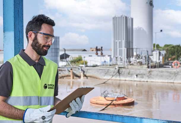 Operatore durante il controllo del ciclo dell'acqua