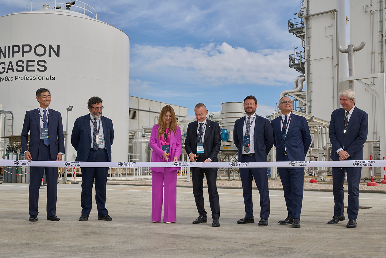 Taglio del nastro all'inaugurazione del nuovo impianto di Caserta